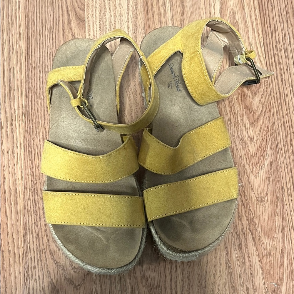 Universal thread yellow sandals